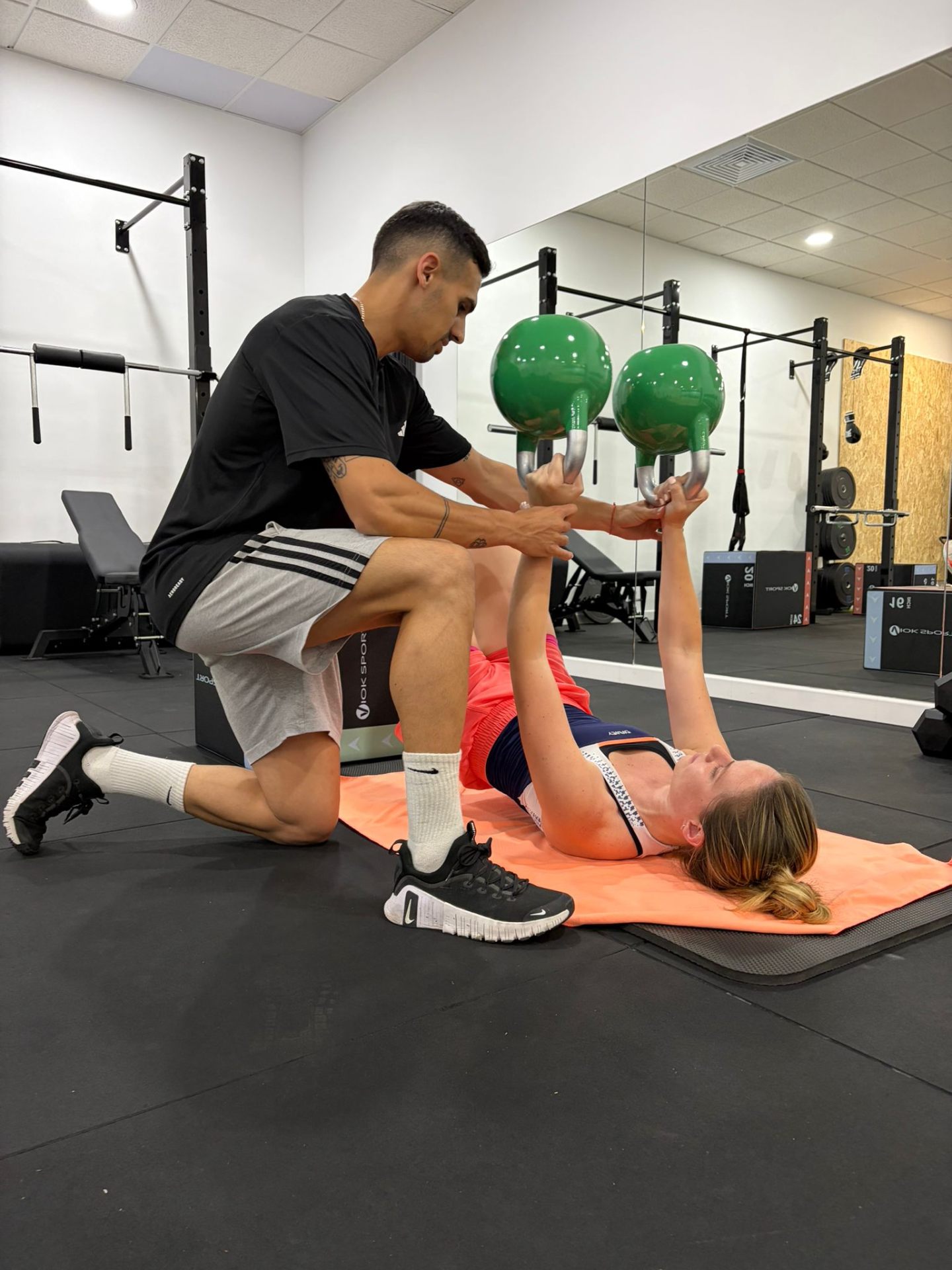 Iván Mejías entrenando con una clienta en el gimnasio